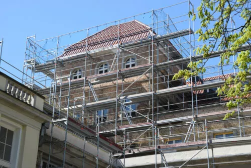 Duldung hängendes Gerüst für Sanierungsarbeiten